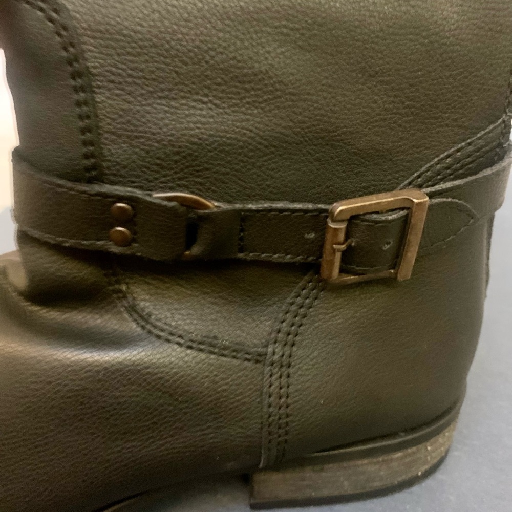 Bass boots Brand new never worn. Original box. They are a 9 1/2 but run small.